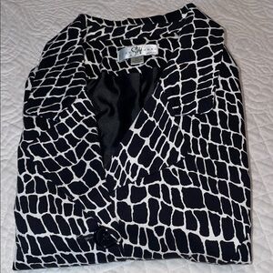Studio Works Black & White Geometric Lined 3 Button 3/4 sleeve blazer. Size LP